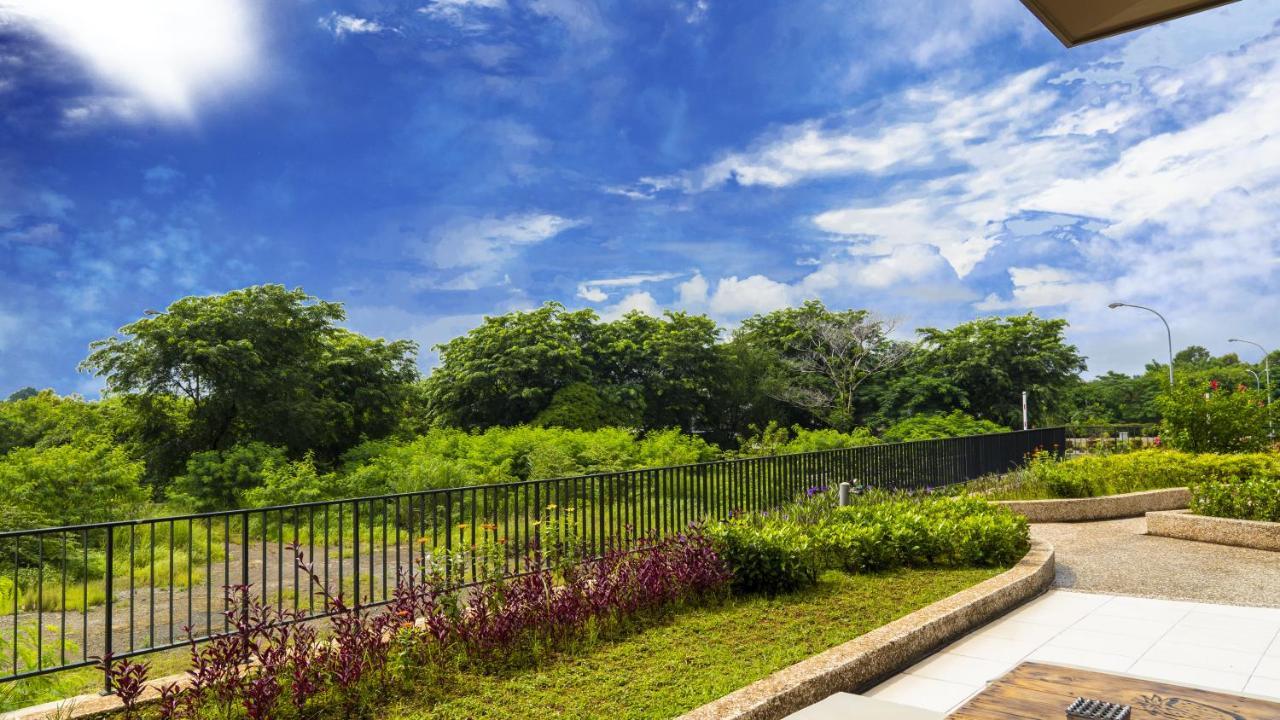 Azalea Suites Cikarang By Jayakarta Group Extérieur photo